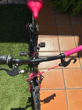 Bicicleta infantil Btwin rosa y negra