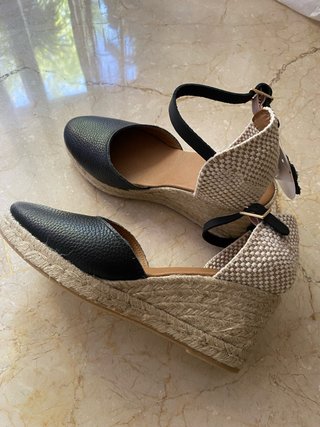 Sandalias cuña negras piel Sin Estrenar