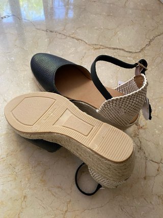 Sandalias cuña negras piel Sin Estrenar