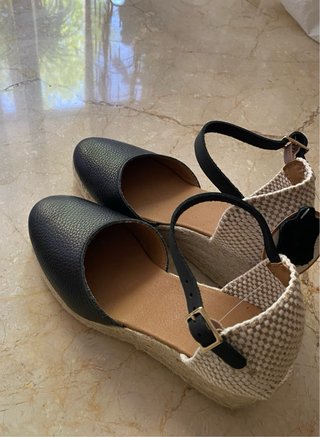 Sandalias cuña negras piel Sin Estrenar