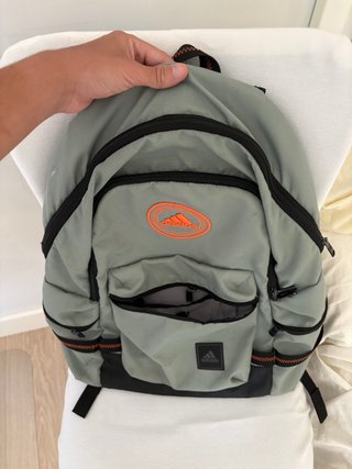 Mochila Adidas verde y naranja