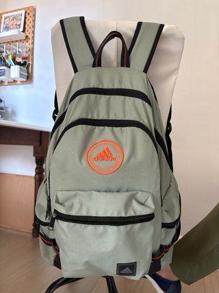Mochila Adidas verde y naranja