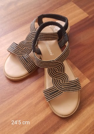 Sandalias negras y doradas