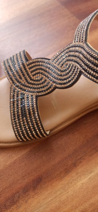 Sandalias negras y doradas