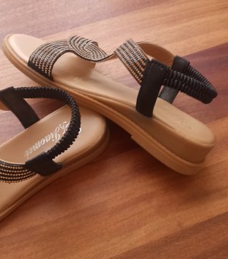 Sandalias negras y doradas