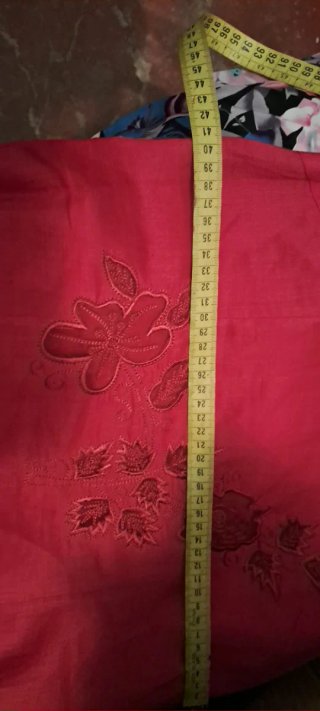 Blusa roja con bordado floral