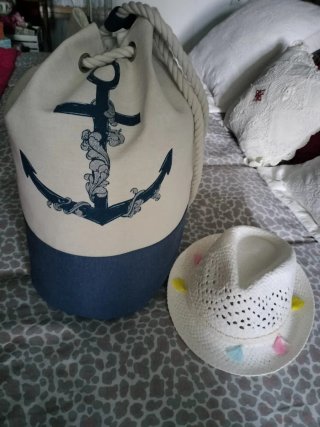 Mochila de playa y sombrero