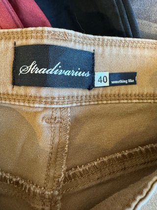 Pantalón pitillo marrón con botones