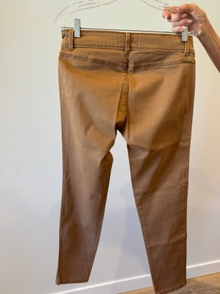 Pantalón pitillo marrón con botones