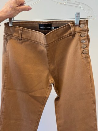 Pantalón pitillo marrón con botones