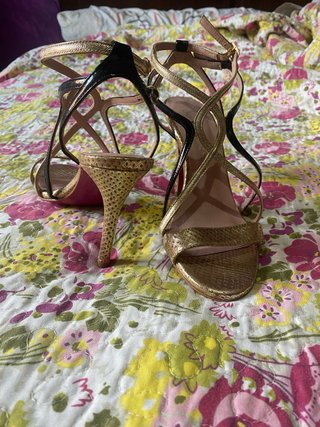 Sandalias doradas tacón alto
