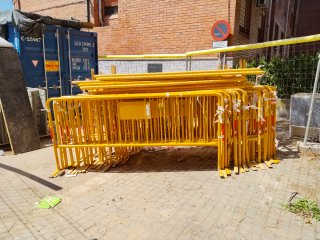Barreras metálicas amarillas de segunda mano