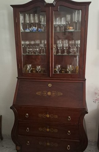 Mueble de salón de madera y cristal