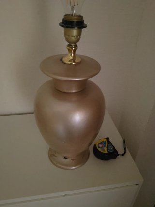 Pie de lámpara sobremesa dorado( tiene roces)