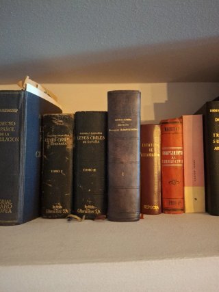 REGALO Libros Derecho antiguos Aranzadi/otros