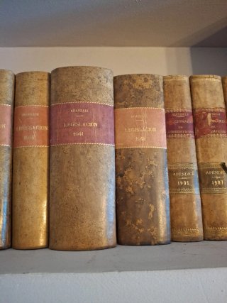 REGALO Libros Derecho antiguos Aranzadi/otros