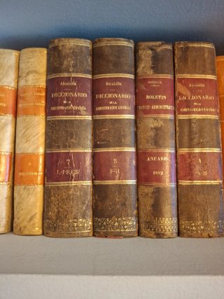 REGALO Libros Derecho antiguos Aranzadi/otros