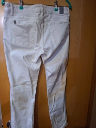 Pantalones vaqueros blancos desgastados