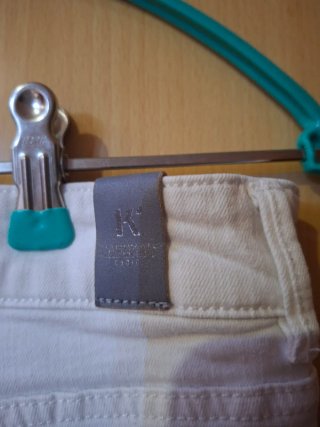 Pantalones vaqueros blancos desgastados