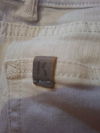 Pantalones vaqueros blancos desgastados