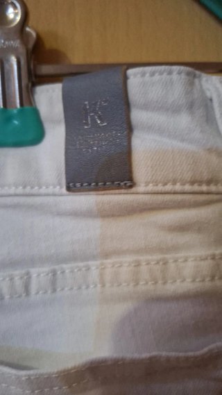 Pantalones vaqueros blancos desgastados