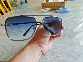 Gafas de sol azules y plateadas
