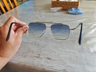Gafas de sol azules y plateadas