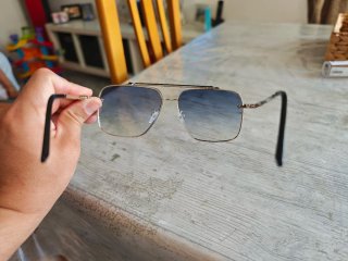 Gafas de sol azules y plateadas