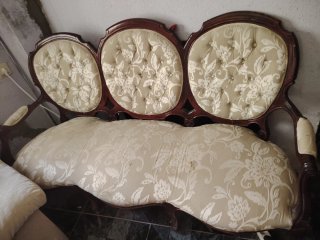 1 Sofá grande clásico tapizado beige y madera, y 2