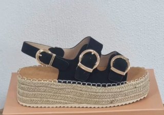 Arpagatas negras con hebillas doradas
