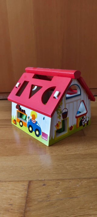 Casita de madera con figuras Goula