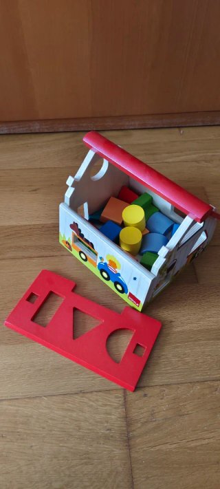 Casita de madera con figuras Goula