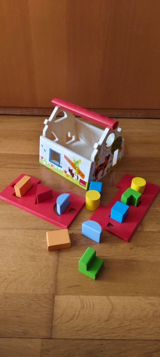 Casita de madera con figuras Goula