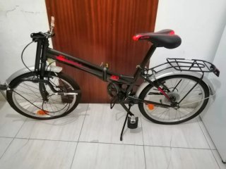 Bicicleta Plegable Negra con Portaequipajes