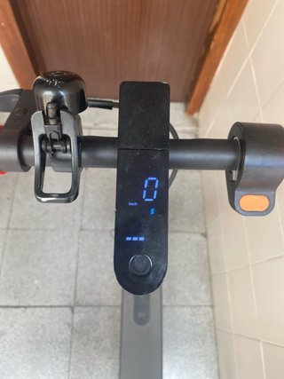 Patinete Eléctrico Negro con Puños Naranja