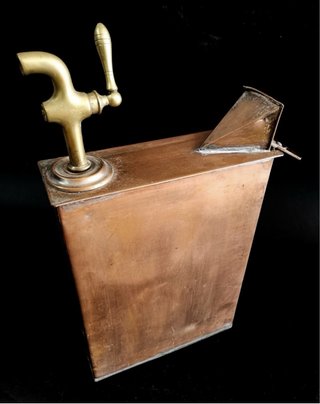 Grande serbatoio di rame antico con rubinetto in bronzo