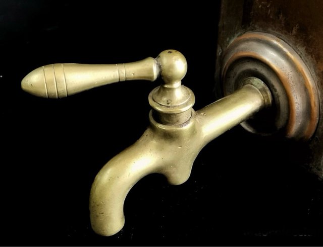 Depósito grande de cobre antiguo con grifo bronce