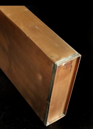 Grande serbatoio di rame antico con rubinetto in bronzo