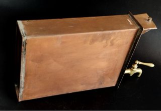 Grande serbatoio di rame antico con rubinetto in bronzo