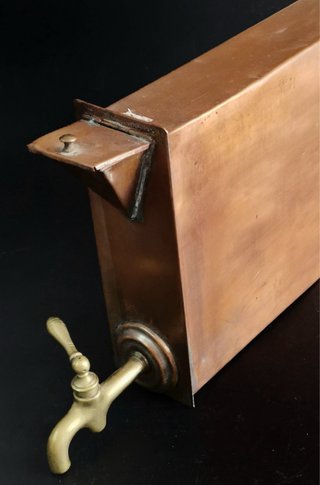 Grande serbatoio di rame antico con rubinetto in bronzo