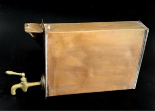 Grande serbatoio di rame antico con rubinetto in bronzo