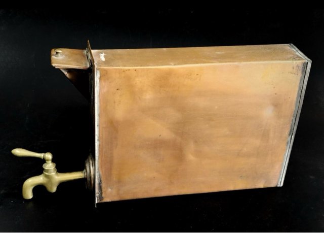 Depósito grande de cobre antiguo con grifo bronce