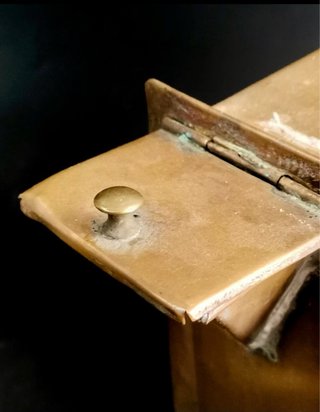 Grande serbatoio di rame antico con rubinetto in bronzo