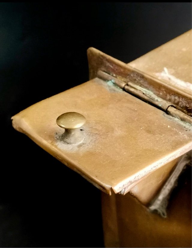Depósito grande de cobre antiguo con grifo bronce