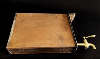 Grande serbatoio di rame antico con rubinetto in bronzo