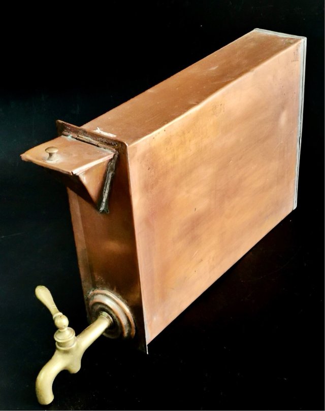 Depósito grande de cobre antiguo con grifo bronce