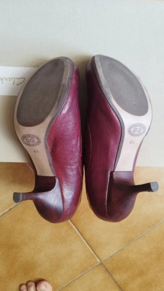 Zapatos Clarks tacón fino granate