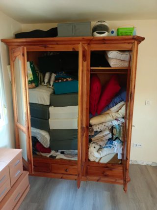 Armario de madera con puertas de cristal
