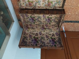 Baúl antiguo de madera forrado y cajón original