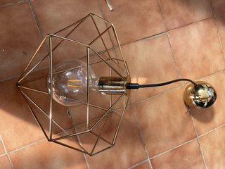 Lámpara de techo dorada geométrica